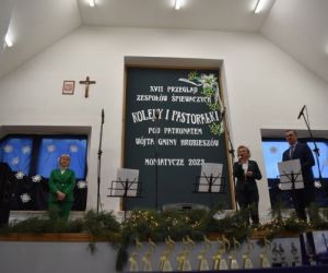 Osoby stoją na scenie