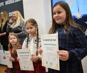 Osoby stoją na scenie