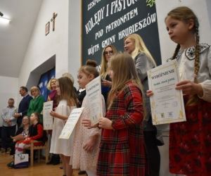 Osoby stoją na scenie