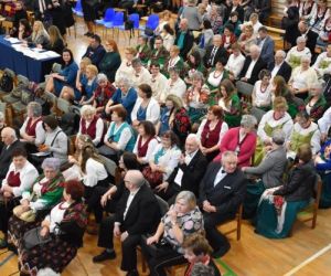 Publiczność wewnątrz budynku