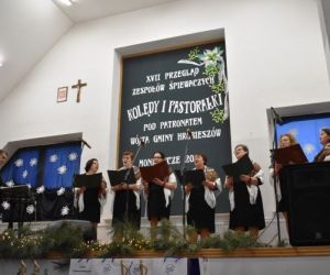 Zespół śpiewa na scenie