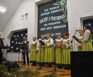 Zespół śpiewa na scenie