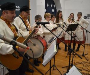 Zespół śpiewa na scenie