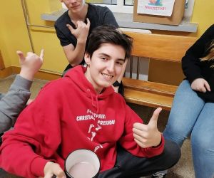 Uczniowie pija gorącą czekoladę