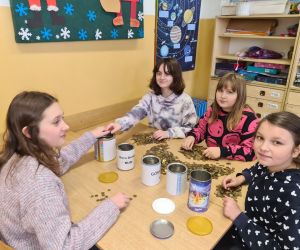 .Uczniowie segregują i przeliczają monety