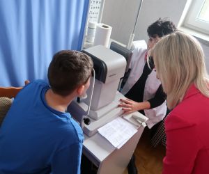 Uczeń w trakcie badania wzroku przez optometrystę