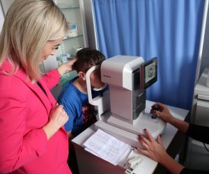 Uczeń w trakcie badania wzroku przez optometrystę