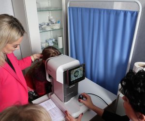 Uczennica w trakcie badania wzroku przez optometrystę