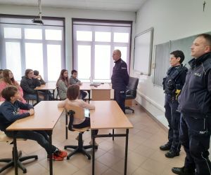 Policjant opowiada o bezpieczeństwie na drodze i w Internecie