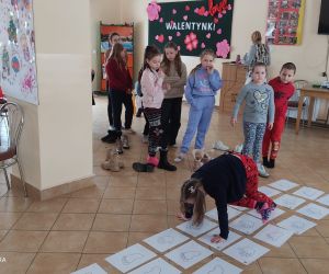 Zdjęcia przedstawia grupę dzieci podczas zabawy.