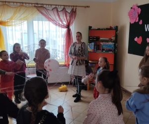 Zdjęcie przedstawia grupę dzieci  w trakcie zabawy.