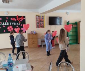 Na zdjęciu widoczne są dzieci bawiące się wewnątrz budynku.