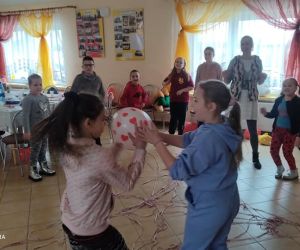 Zdjęcie przedstawia dzieci bawiące się piłką.