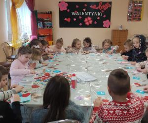 Zdjęcie przedstawia grupę dzieci uczestniczących w warsztatach plastycznych.