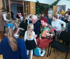  Dzieci składają życzenia Babci i Dziadkowi