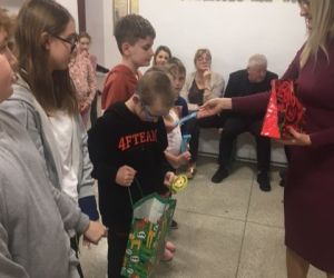 Dyrektor szkoły wręcza przedstawicielom uczniów poszczególnych klas nagrody pocieszenia