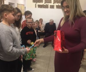 Dyrektor szkoły wręcza przedstawicielom uczniów poszczególnych klas nagrody pocieszenia