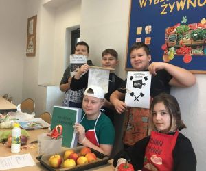 Uczniowie prezentują swoje prace - książki kucharskie