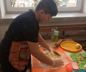 Uczeń zagniata ciasto