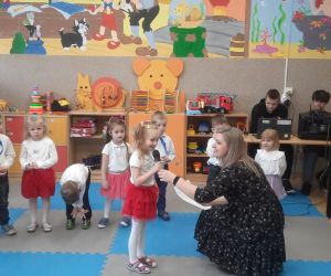 Dziewczynka recytuje wiersz