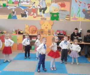 Taniec przedszkolaków przy piosence pt. “Kiedy babcia była mała”.