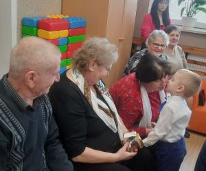 Chłopiec składa życzenia swoim dziadkom
