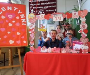  Uczniowie kl. 6 z wychowawcą przy  foto - budce