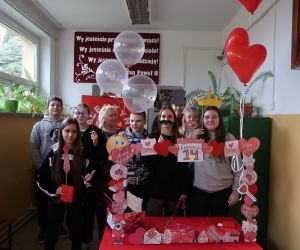 .Klasa 8 z wychowawcą przy  foto - budce