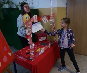 Poczta walentynkowa - odbiór korespondencji przez uczennicę