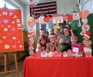 Uczniowie klasy 1  z wychowawcą przy foto - budce