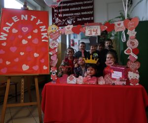 . Uczniowie klasy 2 wraz z wychowawcą  na fotografii przy foto -budce