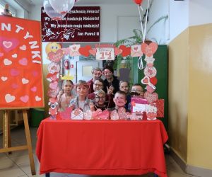 .Klasa 3 wraz paniami przy foto - budce