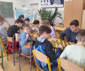  Sędzia szachowy nadzoruje przebieg turnieju