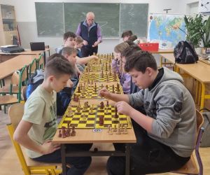  Starsi uczniowie uczestniczą w rozgrywce szachowej