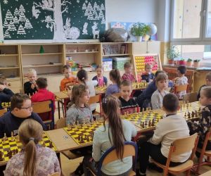  Najmłodsza grupa  uczestniczy w rozgrywce szachowej