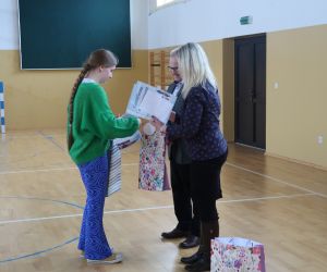 Pan dyrektor wręcza nagrody