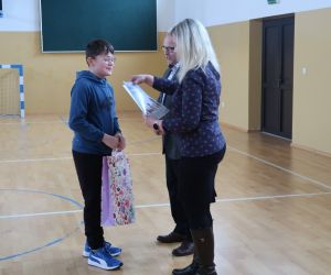 Uczeń odbiera nagrodę i dyplom