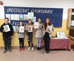 Laureaci konkursu z dyplomami