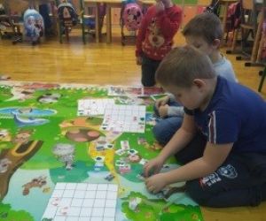 Chłopcy bawią się na podłodze.