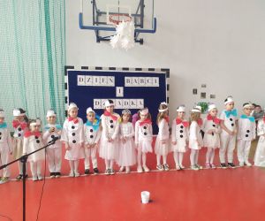 Dzieci w strojach bałwanków zaprezentowały się w części artystycznej.