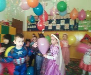 Dzieci tańczą przy muzyce