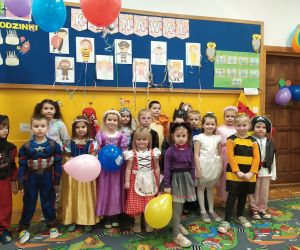 Wspólne zdjęcie dzieci w strojach karnawałowych