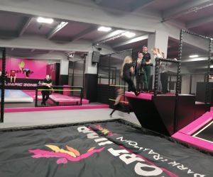 Uczennica zeskakuje na poduszkę powietrzną