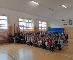 Nauczyciele, uczniowie i rodzice oglądają występ