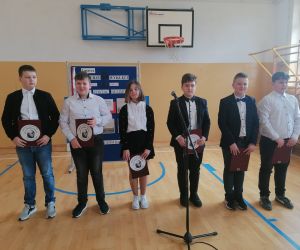 Sześcioro uczniów stoi twarzą do publiczności po zakończonym występie