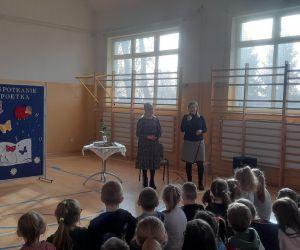 Nauczycielka przedstawia poetkę dzieciom