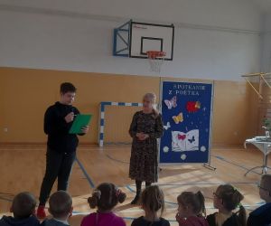 Chłopiec czyta, poetka słucha