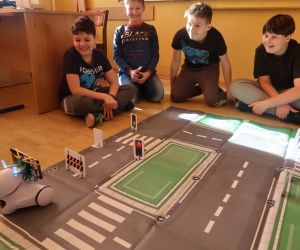 Uczniowie stworzyli makietę miasta z wykorzystaniem akcesoriów magnetycznych.