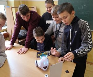 Uczniowie tworzą algorytmy programowania w aplikacji mobilnej.