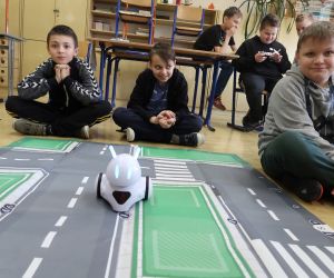 Uczniowie oglądają efekty swojej pracy z zaprogramowania robota Photon.